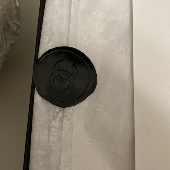 Chanel Gift Box Holiday 2023 see all photos - Picture 13 of 15